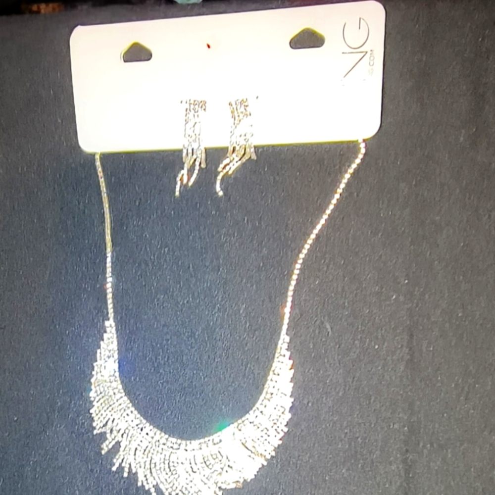 Dazzling necklace & earrings set